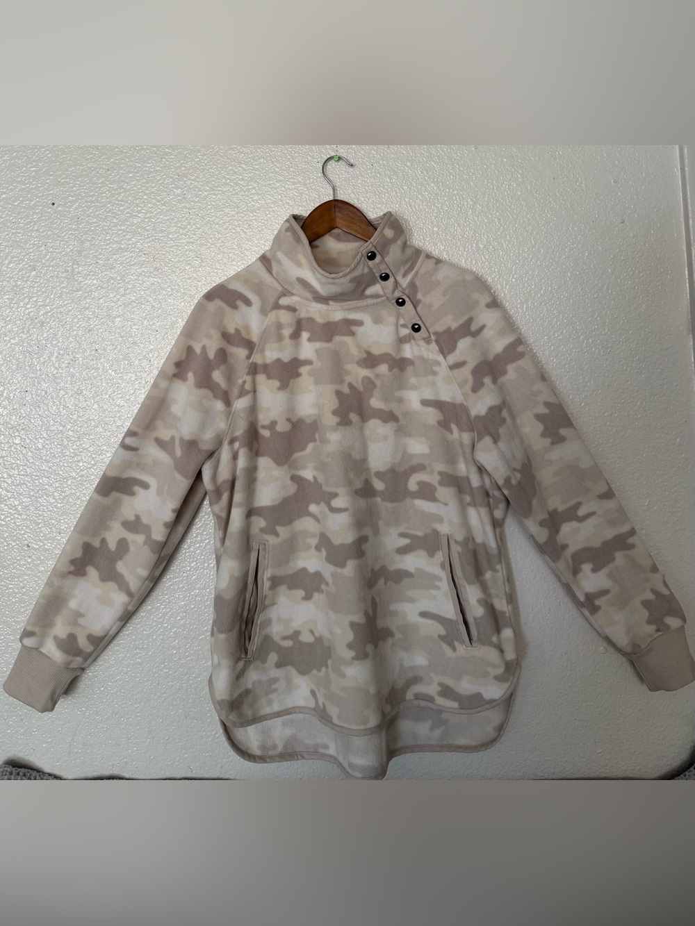 GreenTea womens Beige & Cream Camo Pullover with Snap Collar size L